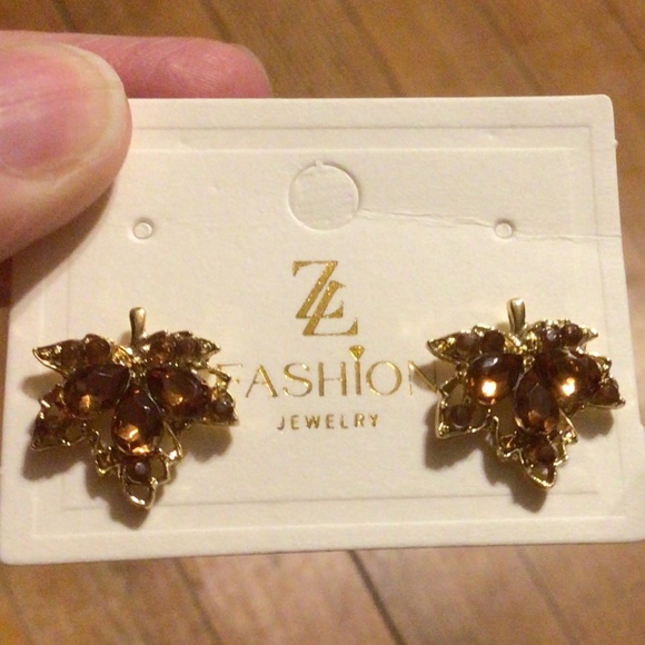 🍁Maple Leaf Earrings🍁 - Picture 3 of 3